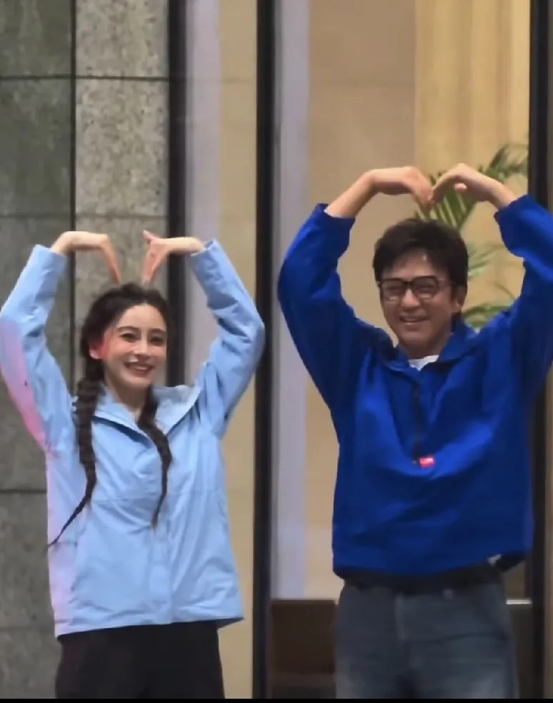 邓超Baby同框出圈，一眼就看出关系舒服！
 
10月29日晚上，邓超和Angelababy一起出席活动，路透视频一出直接冲上热搜，邓超看baby的眼神这个话题引来好多网友围观。
 
视频里俩人从车上下来，蹦蹦跳跳的，一点没有明星端着的架子，看到路边等着的粉丝，他们还一起对着四面八方比心，活泼又