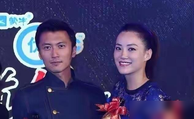 霍汶希对王菲是一个态度，对张柏芝又是另一个态度，差别大到像换了个人。
当年张柏芝公开控诉谢霆锋不陪孩子，闹得满城风雨。记者电话打过去，霍汶希直接替谢霆锋平反：他拍《十二道锋味》走遍半个地球，脚病复发还在硬扛。为什么这么拼？她原话是为两个儿子多赚点钱。
末了还隔空喊话张柏芝，劝她学会放下、释怀。