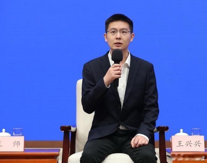 #王兴兴谈离开大疆创办宇树# 从学生时期自制双足机器人，再到辞职创业，一路坚守初心。十年前精准预判方向，这份远见让人由衷赞叹🥳#王兴兴10年前已预判机器人发展方向##七夕# ​
