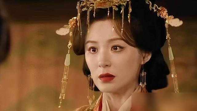亲妈认出了亲生女儿，转头就把她往火坑里推，这操作谁看得懂？
《嫁金钗》里周芙这角色，越看越瘆人。她一眼就认出魏娆眼角的红痣，那是她身上掉下来的肉。可她硬是憋着不认，还把假千金推到明面上当靶子。
宫里那帮人吃人不吐骨头，周芙清楚得很。她改嫁进宫，魏家那点破事早跟她没关系了，认了女儿就是给自己脖子上