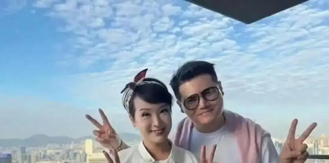 当年全港都在打赌她这段“姐弟恋”撑不过三年，如今76岁的狄波拉，硬是用26年把旁人的嘴给堵严实了。

当年她顶着谢贤前妻、顶流亲妈的光环二婚，找了个小自己11岁的新加坡机师，几乎满城都在等着看笑话，觉得年过半百还折腾个什么劲。
结果呢？日子一晃走过了四分之一个世纪。

现在的铜锣湾街头，常