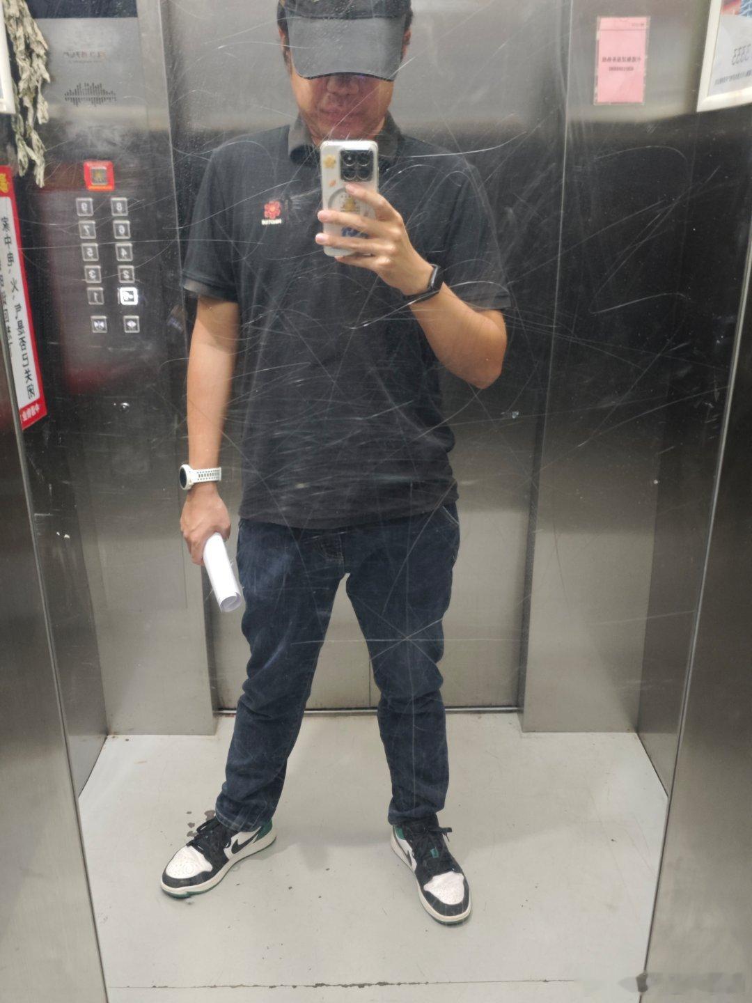 去村领导家替家父办点事儿，带上帽子吧，穿上裤子吧，不然让人嚼舌根子（谁谁家孙子怎么穿个花裤衩，还梳个小辫儿），在家有在家的弊端，什么时候才能完全不在意说的啊。那领导把我认成了我小叔（比我小三岁）之前别人都把我认成另外一个叔（大我五岁），看，常年不在家的月入三万，村里人都知道，挣得 ​