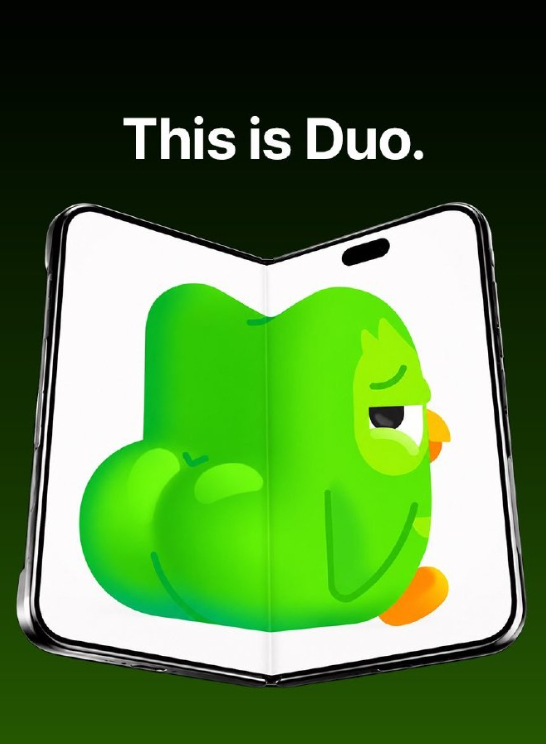 【#多邻国开撕iPhone Duo#】

苹果发布首款折叠屏 iPhone Duo，直接撞上多邻国吉祥物 Duo，同名梗瞬间引爆全网。多邻国官方下场整活，调侃苹果抢走自家猫头鹰名字，还吐槽这款折叠机还要弯腰屈膝，甚至喊话苹果 CEO，扬言律师会找上门。

三星顺势凑热闹，调侃苹果不仅复刻折叠形态，连名字都 “照搬” ​