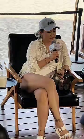 47岁郝蕾不拍戏了，身材管理的也不好了。