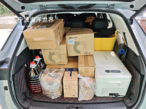 #一奇共赴家国团圆 #和奇瑞玩转双节 #风云T9
#后备箱空间 #安心返程有我在 #当车上有了冰箱 #后备箱里的世界
这次国庆放假回家，我的风云T9后备箱直接被塞得满满当当。
前一晚我先去了南塘老街逛了一圈，特意买了好多当地特产，油瓒子、千层饼还有年糕，准备带回家给家人尝尝。还有一大袋零食，一桶给爸爸准备的杨梅酒，也一并放了进去。
里面还有不少小家电，都是参加奇瑞APP社区活动拿到的奖品。这次出行我还带上了车载冰箱，这个东西真的很实用。路上可以放上冰水喝，等之后从老家返程，家里给的各类土特产也可以放进去保存。
它不光可以制冷，还能够制热，直接在车机屏幕上就能操控冰箱，用起来很方便。
不得不说风云T9的后备箱空间是真的大，这么一大堆东西全部都装下了。装满的后备箱里，装的不只是一堆物件，更是过节的开心，还有一路回家满满的期待。
