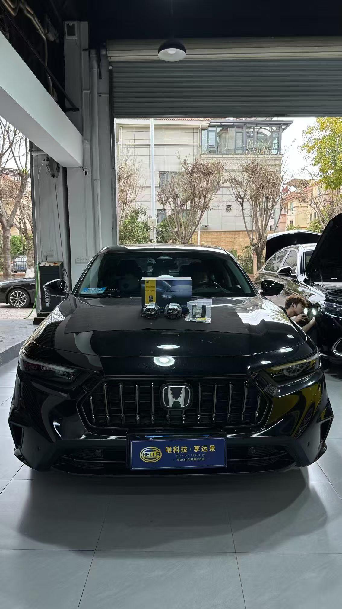 本田英仕派羽翼大灯夜间不给力｜原位透镜升级案例分享
🚗升级车型：本田英仕派
🔦升级配置：德国海拉7双直射透镜
 
原车高配羽翼大灯，颜值能打，夜间光源发散昏暗，跑夜路体验大打折扣。
无需更换大灯总成，原车中间位置升级透镜，实现6近光6远光输出✅
亮度提升，铺路加宽，照射距离进一步拉长。 ​