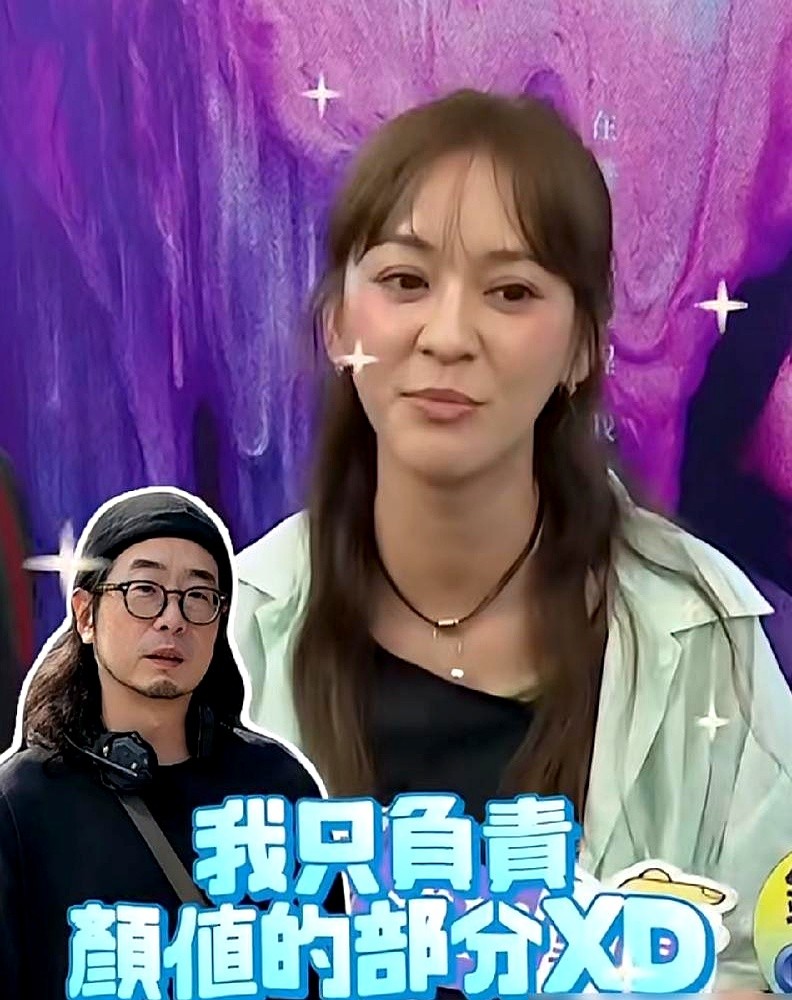镜头前吐槽老公长相，出门死活不牵手，连跑步都背对背各跑各的。

许富翔被当众戳痛处，急得直结巴。外人看笑话，连个恩爱都不秀，这日子还能过？陈意涵一句话堵回去，大庭广众啃来啃去实在没意思。

关起门人家另有玩法。许富翔随口抛句废话，陈意涵立马双手托腮装出满眼崇拜。到了操场，两人互不搭理，插上耳机按相反