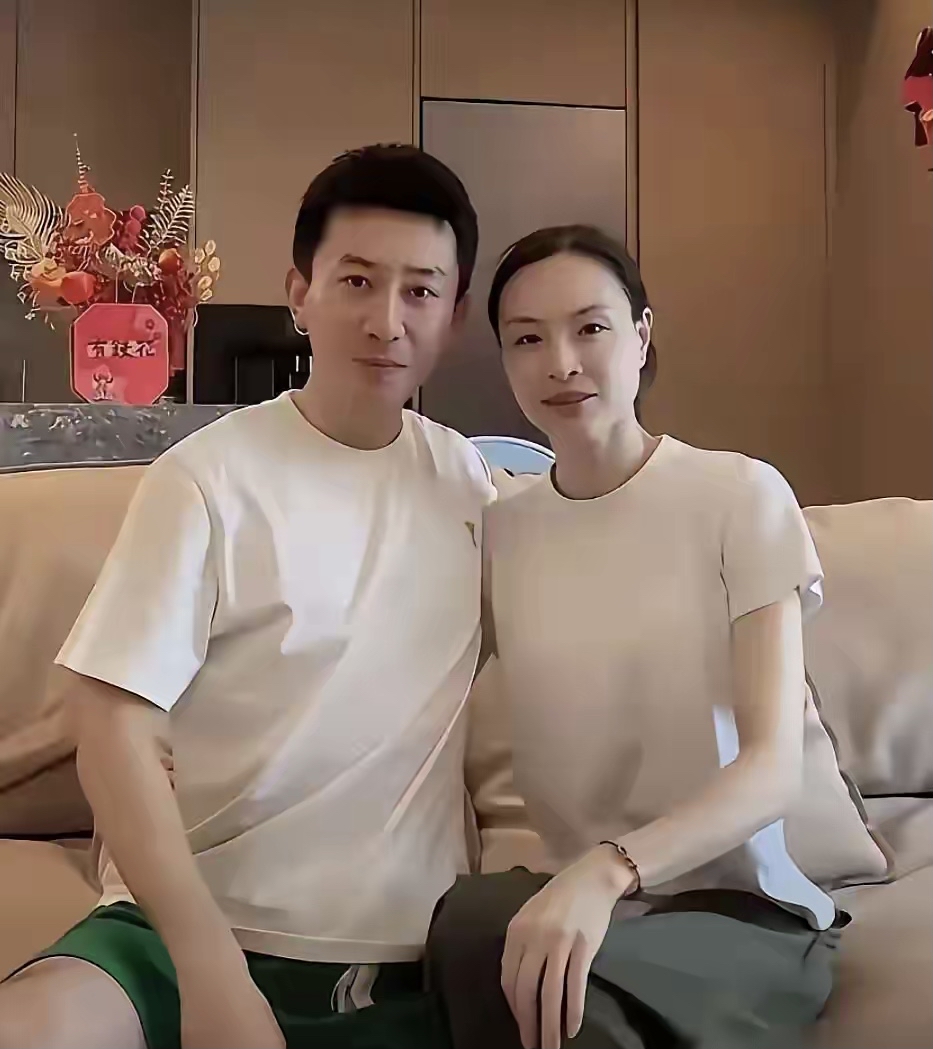 她真是又美又优秀，曾经是中国历史上首位女性奥运“五金”冠军，她就是来自于上海的大美女吴敏霞。她的老公张效诚娶到这么美的一个美女，真的是赚到了。

张效诚帅气英俊，五官饱满圆润，也是一个大帅哥，吴敏霞不仅颜值高，保养的也好，两个人真的般配啊。