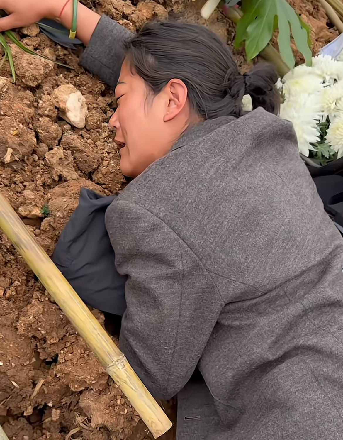 山东临沂38岁网红“沂蒙三老板”正式下葬！遗孀大妍亲自前往墓地送别。
抱着其生前