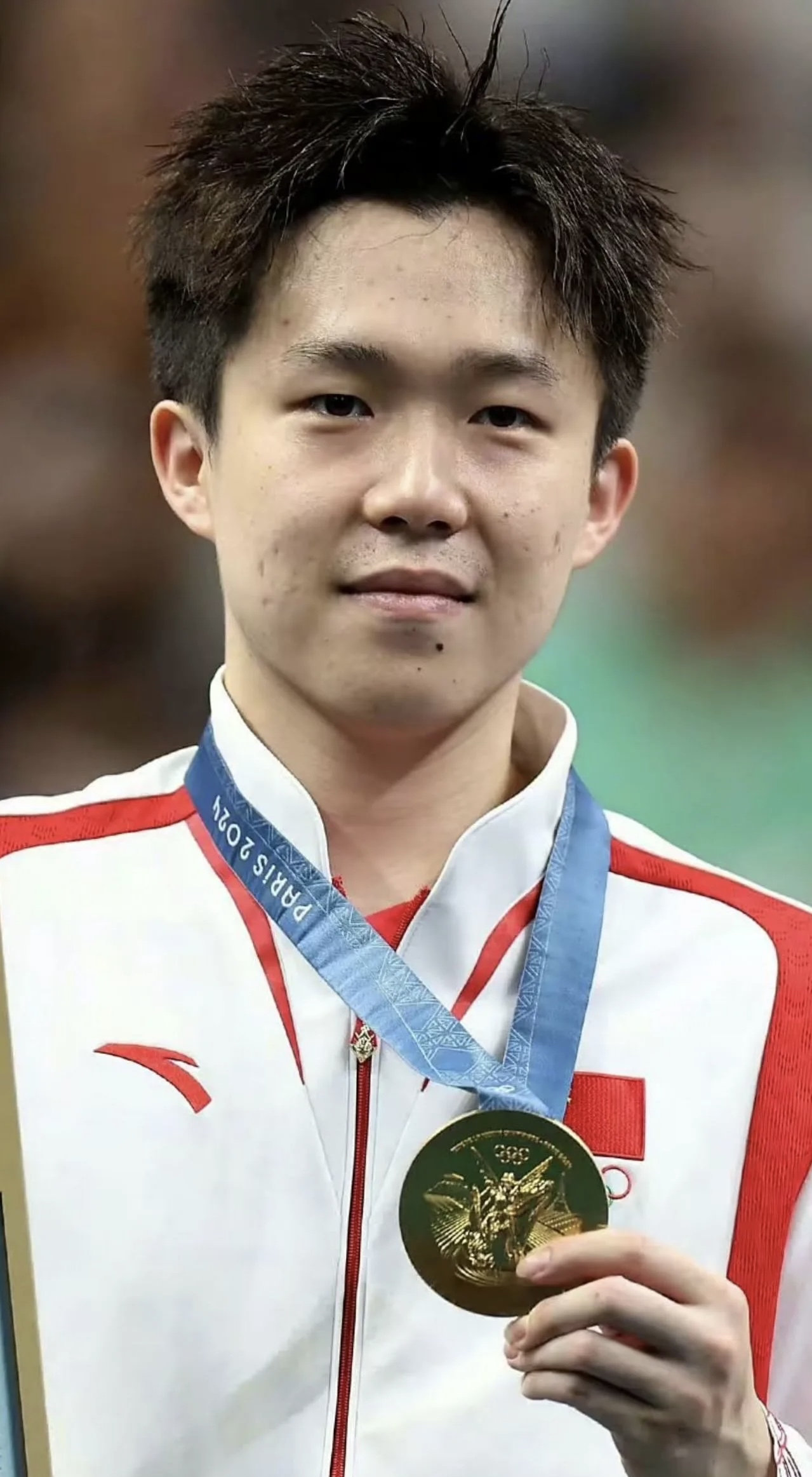 王楚钦必须是我最喜欢的乒乓球选手，没有之一！赛场上，他就是“拼命三郎”，杀伐果断，为专注比赛怼干扰超刚。赢球后还悄悄快速离场，怕影响其他选手，温柔又有格局。
他有着极具感染力的笑容，赛场上逆风不气馁，赢关键分后眉眼弯弯，像暖阳驱散紧张。赛场外和队友打闹、与球迷互动，毫无架子，尽显真诚。
从青涩小将到