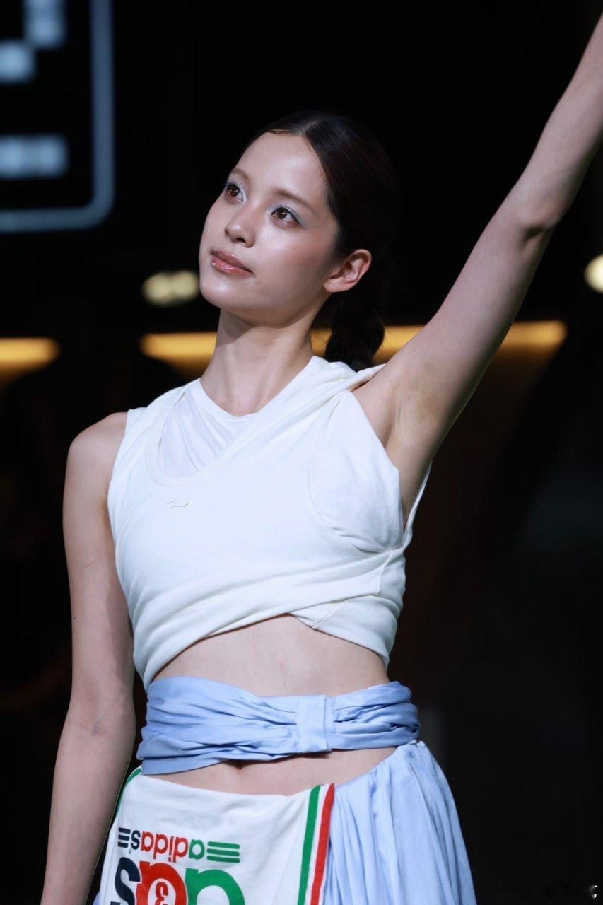 欧阳娜娜 anotherman盛夏时尚派对生图， 足球衣青春活力四射#欧阳娜娜[超话]# ​