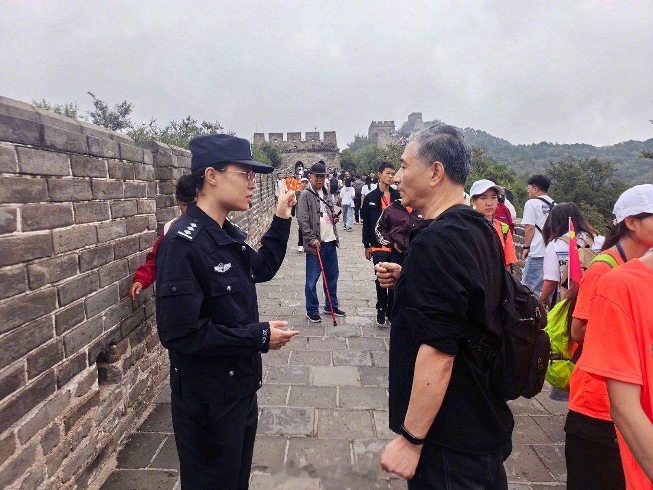 中秋假期，在游客集中的登城入口、核心游览路段、网红打卡点位、停车场等人员密集区域，设置固定执勤岗，为游客提供帮助，引导有序通行，劝阻不文明游览行为。#月圆中秋警护平安# ​