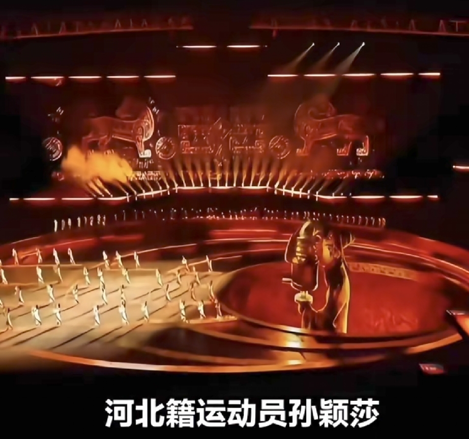 孙颖莎担任河北省运动会第九棒火炬手！
10月16日晚上八点，河北卫视孙颖莎亮相开幕式！
能在家乡省运会的舞台上传递火炬，对她来说也是一份特别的荣誉。
从训练场一路拼到各大国际赛场，带着一身坚持和汗水，这次回到河北，以火炬手的身份亮相开幕式。
火炬承载的不只是火种，更是拼搏向上的体育精神。
期待开幕式