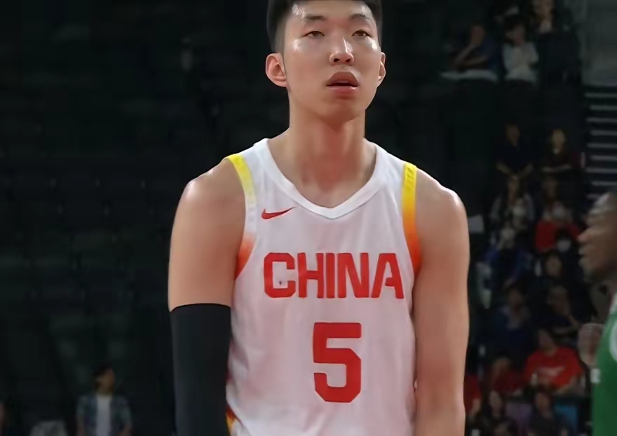 廖三宁30分王俊杰20+14！男篮亚运阵容三大亮点
 
本届亚运会中国男篮阵容一经亮相，便用实打实的数据打出了新气象。小组赛103‑61狂胜菲律宾、1/4决赛87‑78力克沙特，两连胜晋级四强的背后，这套阵容藏着不少值得深挖的亮点。
 
第一大亮点：年轻后卫强势崛起