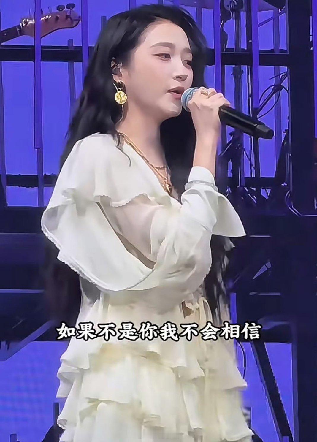 传的鹿晗来的是关晓彤

不少网友守着现场路透，以为来的人会是鹿晗，没想到镜头里出现的是关晓彤，强烈反差迅速引爆话题。因为二人低调少同框，任何风吹草动都容易被放大解读。

其实没有什么新瓜，只是前期的不实传闻误导了大家。网络上的行程消息真假难辨，不要盲目跟风传谣、过度联想。与其揪着八卦 ​