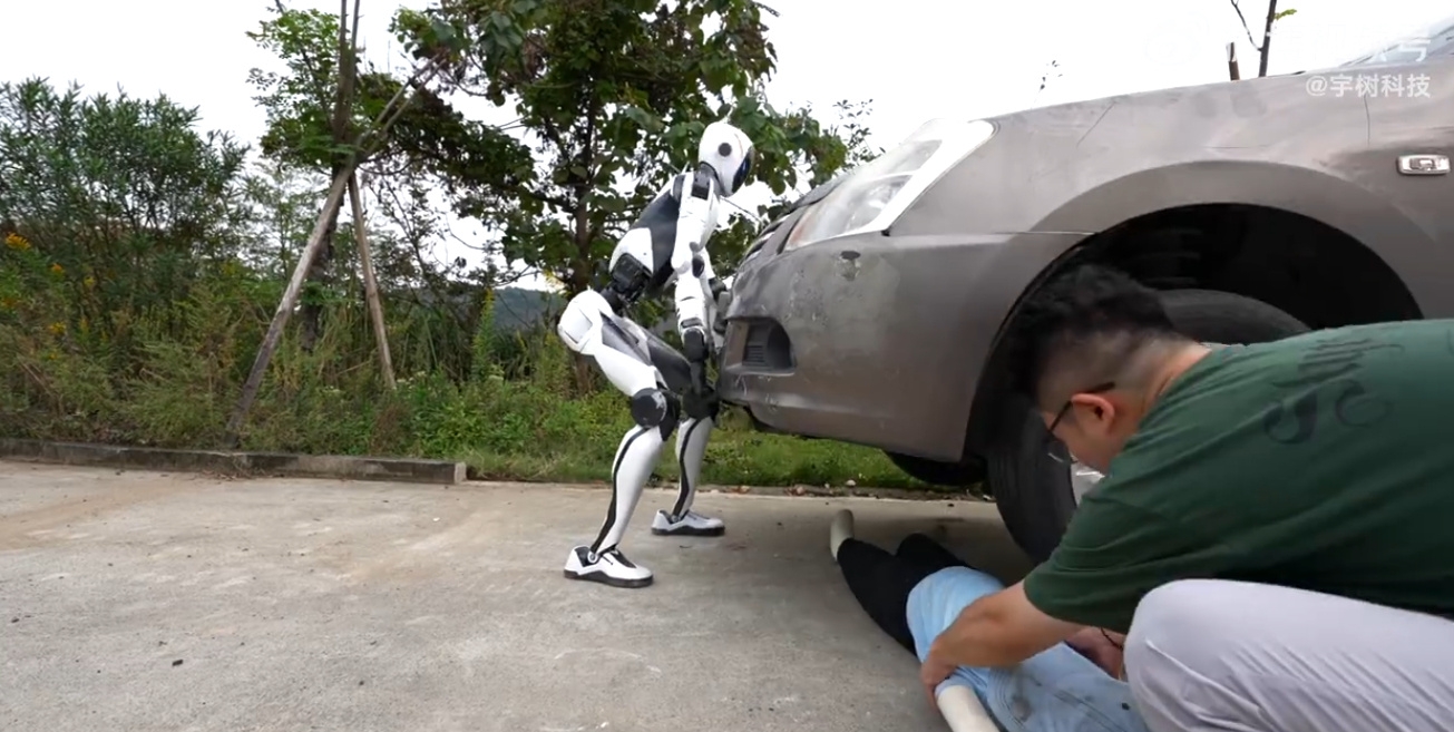 宇树放大招！人形机器人H2-X能抬车、自主搏击，不再只是舞台道具
 
当地时间10月21日，宇树科技正式推出新款人形机器人H2-X功夫传奇守护，一场演示直接刷新很多人对人形机器人的认知，它不再是只会跳舞走秀的展品，目标直指安保、应急救援这些高危实用场景。
 
这次公开的演示看点十足，在模拟救援环节，