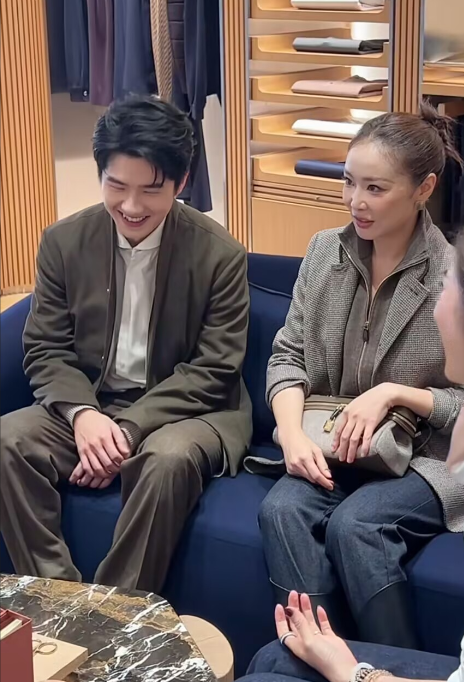 活动还没结束，刘昊然就开始挑衣服了，也太可爱了吧！近日，刘昊然、高叶现身北京三里屯出席活动，刘昊然穿着深色西服套装，内搭白衬衣，近照帅气十足，高叶的脸是真小啊，丸子头造型十分干练。原本是帮商家宣传，活动没还结束，刘昊然已经选了好四五件衣服，也太搞笑了吧，没想到刘源平时也很爱购物啊。与高叶站在一起，男