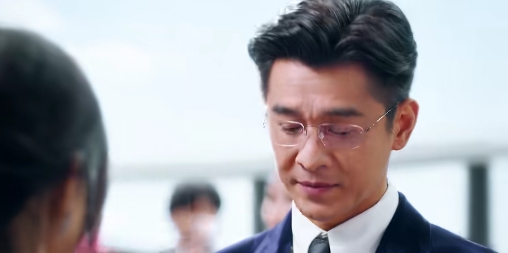 说实话，一开始我还捏把汗，怕又是老套路，安排两个女生为了男生争风吃醋，互相算计。这种雌竞戏码，真的早就看烦了。
 
结果完全相反！没有拉扯内耗，俩人目标一致，一起拆穿对方的谎话，并肩反击。看到这里真的被戳到。
 
很多人