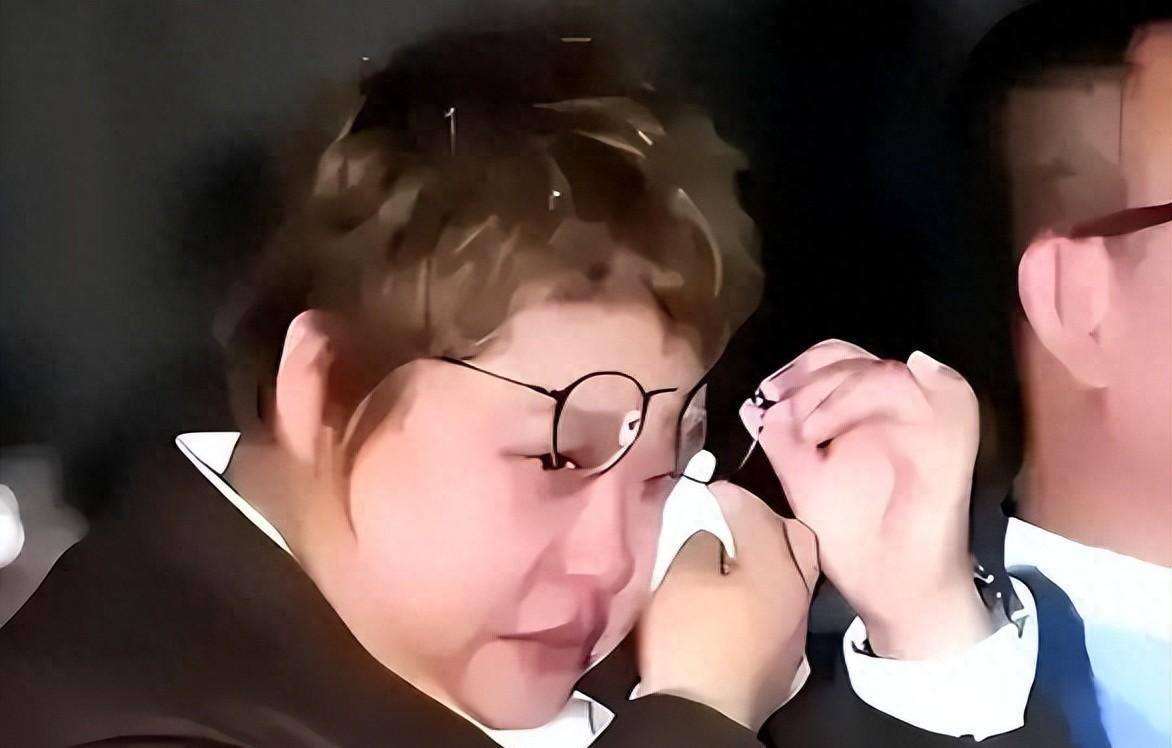 波未平一波又起，韩红慈善事件又被推上风口浪尖，其实当年那些巨额善款的疑问早就水落石出了
一句‘走个面儿’点燃舆论风暴，韩红从公益标杆到争议中心仅用43天。百万月捐人的信任在基金会账本、救护车采购和奢侈品手串的刺眼对比中崩塌——当公益捆绑人格信用，每个细节都成了公众情绪的干柴。" ​
