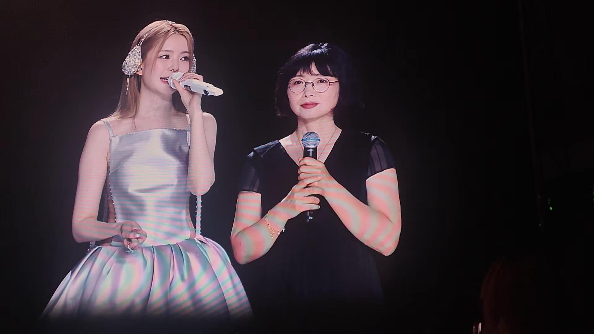 陈卓璇《当·拾》巡演。璇宝跟妈妈都好可爱啊，小表情的一样陈卓璇 陈卓璇巡演