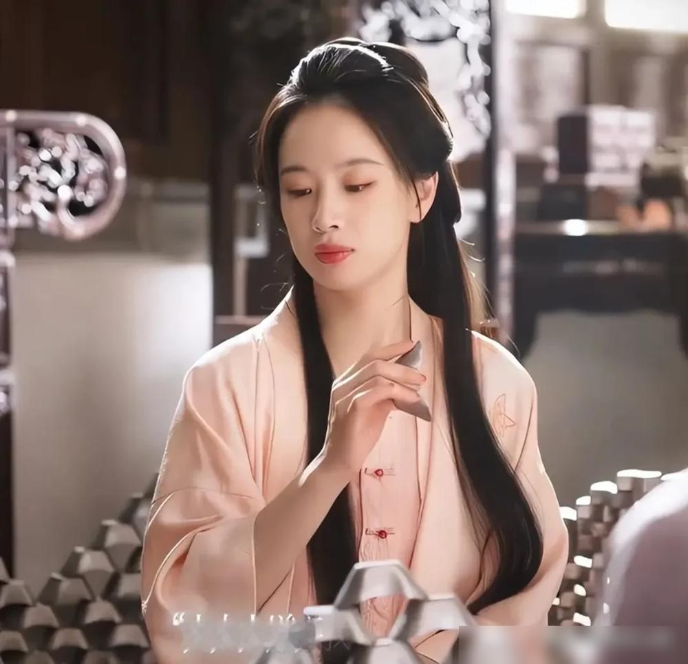 李梦被爆在月子中心生了，孩子爸是导演邬浪，俩人好了快三年。
2024年7月媒体拍到她跟邬浪挽手看房，她直接发文认了：谢谢刘大锤，我会幸福且充盈。之后牵手聚餐没断过。
10月5日，有网友说在圣贝拉月子中心撞见她，还有产康业内的人出来讲，给李梦做过产后修复。全是匿名爆料，一张照片没有，工作室也不吭声