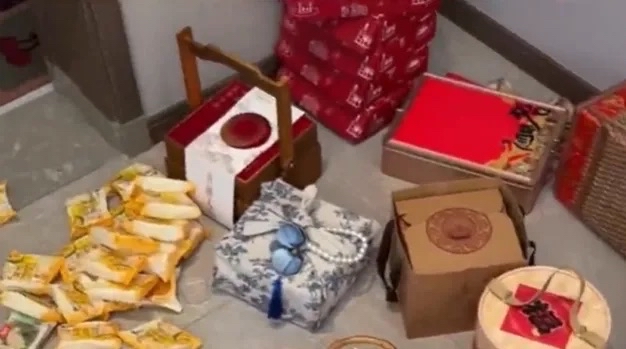 浙江这哥们是真的会过日子，花17块网购个质感拉满的空礼盒，往里塞自己挑的散装月饼，再加点小包装辅料，总成本算下来都不到25块，装完摆出来的效果，跟市面上卖一两百的高档礼盒几乎看不出差别。
不少网友看完直接抄作业，说往年买礼盒大半钱都砸在没用的盒子上，里面的月饼没两口就没了，纯纯当冤大头。
不过也得提
