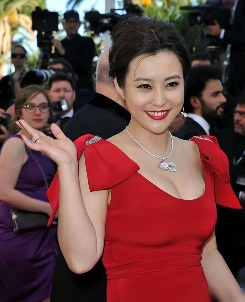 郝蕾的表演课，已经排到2026年了。
当年她跟邓超爱得那叫一个高调，同居、纹身、恨不得昭告天下。后来分了，她没说过对方一句坏话。现在娱乐圈谈个恋爱跟做贼似的，她倒好，这些年一直这脾气，爱就爱了，散就散了。
最近她更忙，音综里重唱《氧气》，爱马仕大秀坐头排，电影节上还手书呼吁关注女性自我觉醒。别人