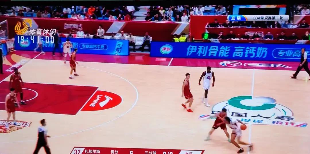 打完辽宁又碰浙江，山东高速男篮这开局两连败输得实在让人心里堵得慌。
整场球看下来，进攻端简直像被冻住了一样。半场打完才拿了33分，到了第三节结束直接变成45比70，足足落后25分。
这种巨大的分差摆在眼前，其实悬念在第三节打完就已经彻底没了。
最终比分定格在75比89，表面上看是输了14分，但