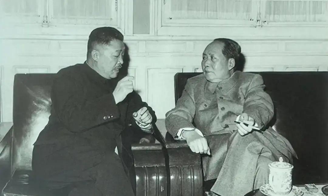 1942年贺龙娶了比自己小20岁的女学生，主席看贺龙头顶，忍不住开玩笑！
 
窑洞里的煤油灯刚点上，灯芯“啪”地爆了个火花。贺龙放下手里的电报，耳朵里还嗡嗡响着前线传来的炮声。警卫员小跑进来，脸上憋着笑：“司令员，陈部长又来了，还带着……那位薛明同志。”
 
贺龙下意识抬手理了理自己那总被主席打趣的