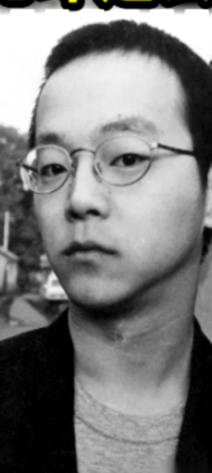 窦唯对他两个女儿，简直是两套系统。
大女儿窦靖童上《歌手2026》，他全程蹲守，一条接一条发消息，不聊成绩，只提醒心态。听女儿的demo，从不直接夸，手指在桌上敲着拍子，只说一句：“这儿，鼓可以再晚进半拍。”女儿想给钱，他手一摆，直接推回去。精神上是导师，生活里是邻居。
轮到小女儿窦佳媛，画风突变。