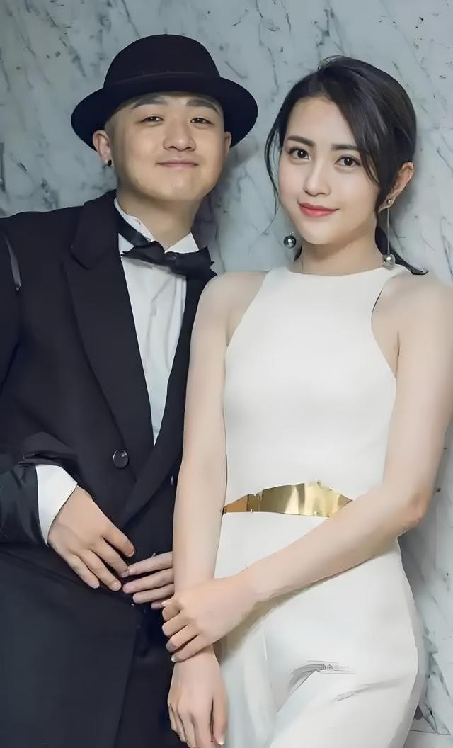 包文婧是不会离婚的

2026年8月底，包贝尔与包文婧突然又被推到舆论中心。起因是一段娱乐媒体公开的视频：爆料方称，包贝尔在外工作期间，与一名红发女子先后吃饭，随后深夜进入对方所在的酒店房间，直到第二天早晨才离开。现有公开画面能够确认的是人员进出和时间线，房间内部发生了什么并没有可靠证据。截至目前，