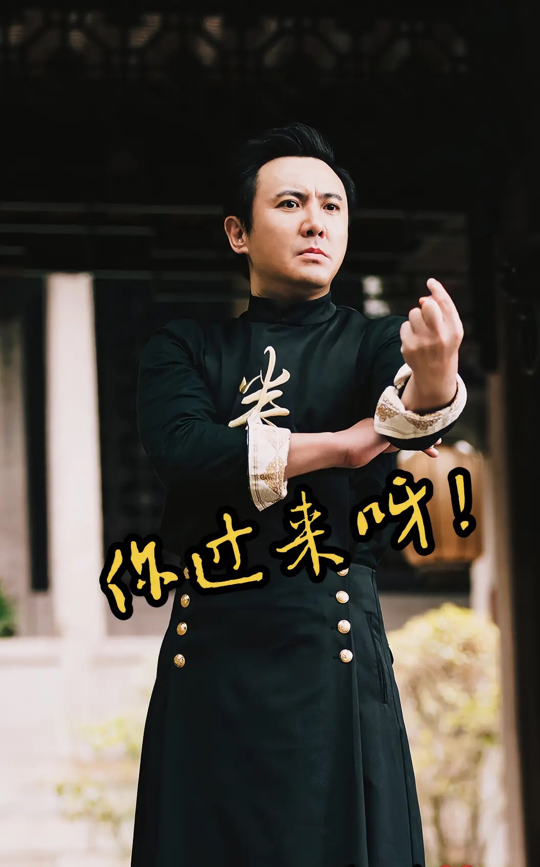 沈腾为什么能持续扛票房？
内娱男演员里，能长期稳定扛票房的并不多，沈腾就是其中一个，圈内甚至诞生了“含腾量”这个词，只要是他主演，电影就自带基础票房盘。

角色特别接地气，共情力强。
他演的大多是普通小人物，落魄车手、失意普通人、市井小人物。身上有缺点、有无奈，笑着笑着又让人心里发酸。
喜剧不只是搞