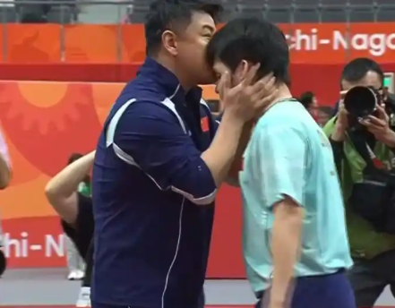 王皓又亲人了。

国乒男队十年公开影像里，教练当众亲吻队员只有两次记录，全出自王皓一个人。

上一次是巴黎奥运会樊振东夺冠，这一次是亚运会林诗栋七局逆转林昀儒。一个主教练在全世界镜头前做这种动作，背后压着的东西，比一个冠军重得多。

2026年9月28日，名古屋亚运会男单半决赛，丰田市天空大厅。林诗