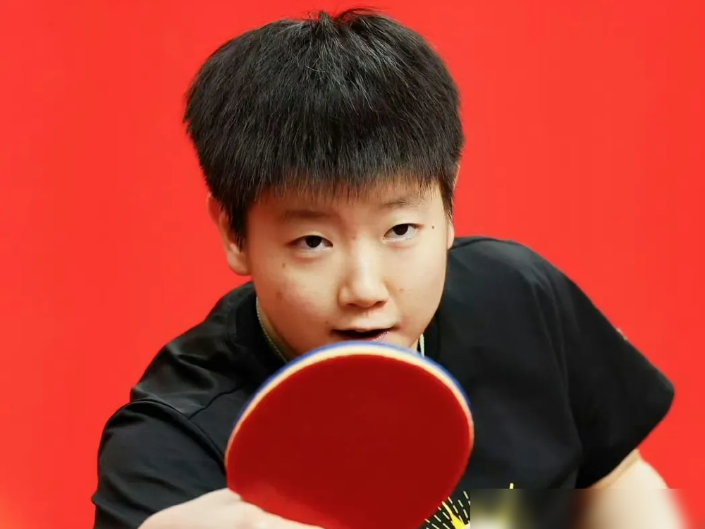 9比0，国乒女团连汗都没出，就把尼泊尔给剃了光头。
9月20日名古屋，孙颖莎和王曼昱在场边坐着当观众。陈熠首盘11比1开道，蒯曼三局只丢11分，最小的范姝涵更狠，两局只让对手拿1分。三个第一次打亚运会的小丫头，九局全胜，一局没丢。
名单就有意思，孙颖莎、王曼昱靠单打排名直通，蒯曼凭双打上位，陈熠
