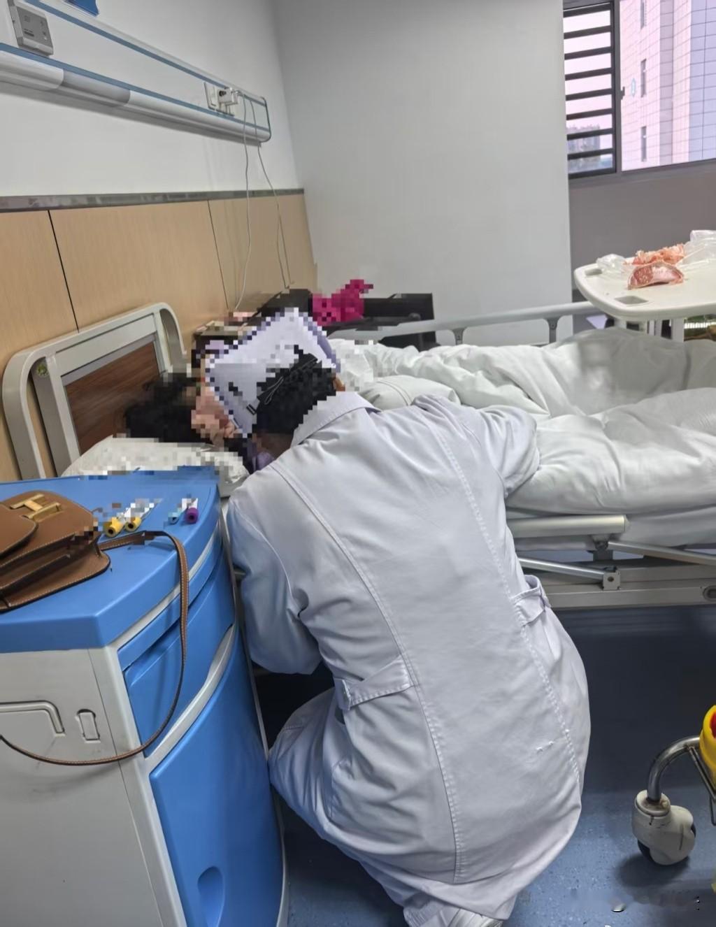 河南郑州，一男教官借检查寝室为由，把一女生带到男生宿舍楼梯拐角，强行搂抱亲吻，还掀开女生的衣服，把手伸进去。女生呼救，他就捂住她的嘴巴，女生想要逃离，被他一把拉住。事后女生心理遭受巨大的创伤，第二天出现了割腕自残的行为，还曾走到楼顶打算跳楼。女孩被诊断为创伤后应激障碍，已经接受精神治疗。后来该教官被