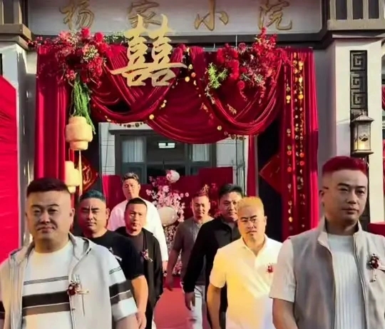 侄女婚礼上九个舅舅顶彩发亮相，婚礼后恢复原色，娘家撑腰换了方式

九个舅舅染着彩色头发去参加侄女婚礼，这件事乍看是家族温情的顶配版本，细想却像一面镜子，照出了中国式家庭关系里一场静悄悄的权力交接。彩色头发是道具，也是宣言，它宣告的并非“娘家有人”这么简单，而是一种新型亲属联盟的诞生——舅舅们正在从血