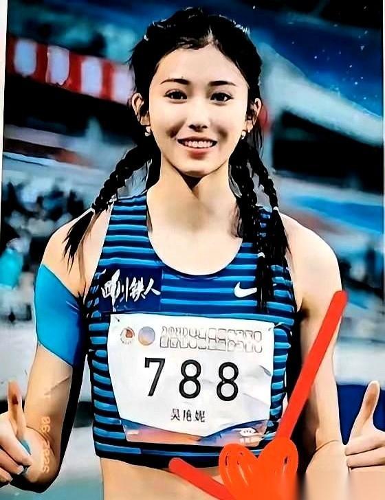 我妈盯着新闻画面里的吴艳妮，一把将择好的青菜扔进滤水盆里：“以后家里挑媳妇，就得照着这种找！”
画面里，这个姑娘眼尾挑着浓妆，胳膊上露出刺青，单手指天，肩膀狠狠晃了两下。顺着网线看过去，满屏都是“做作”“太狂”的唾沫星子。但公开报道白纸黑字印得清楚：这姑娘手里攥着十几个品牌代言，身价实打实破了亿。