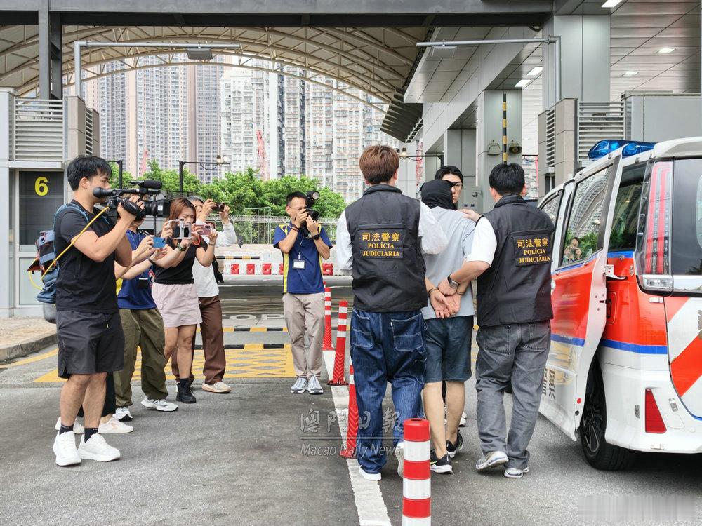 【赌场保安犯罪集团案 男主脑潜逃中山落网】

司警博彩罪案调查处于今年7月28日捣破一个由休闲企业保安部人员组成且涉及勒索、胁迫和袒护他人的犯罪集团，拘捕包括主脑和骨干在内的9名休闲企业保安部员工以及5名中介人，并悉数移送检察院侦办。

有关犯罪集团尚有一名任职休闲企业保安经理的本澳男主脑 ​
