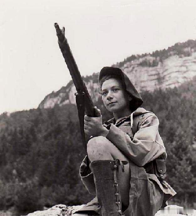 在1940年代，纳粹占领的法国腹地，一位代号为“Hélène”的年轻女...