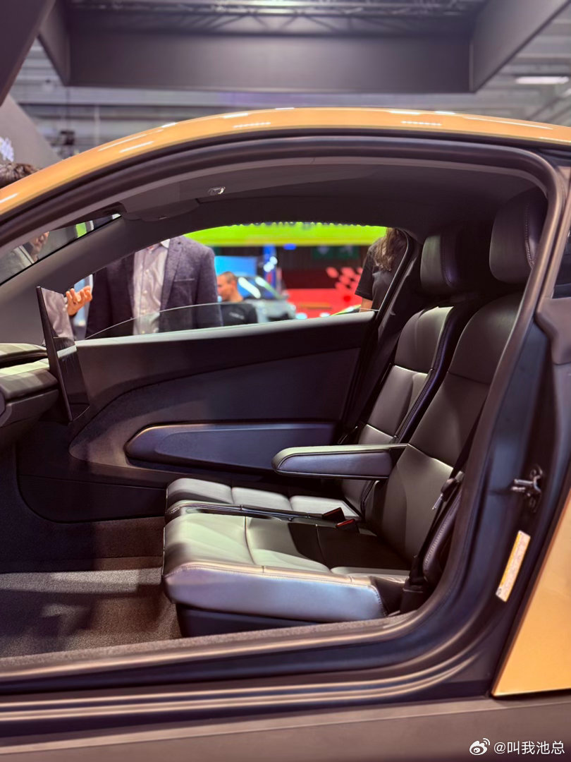 帅！什么时候打车能打到这样的L4级Robotaxi！
#特斯拉##2026巴黎车展##池总的车生活#  ​