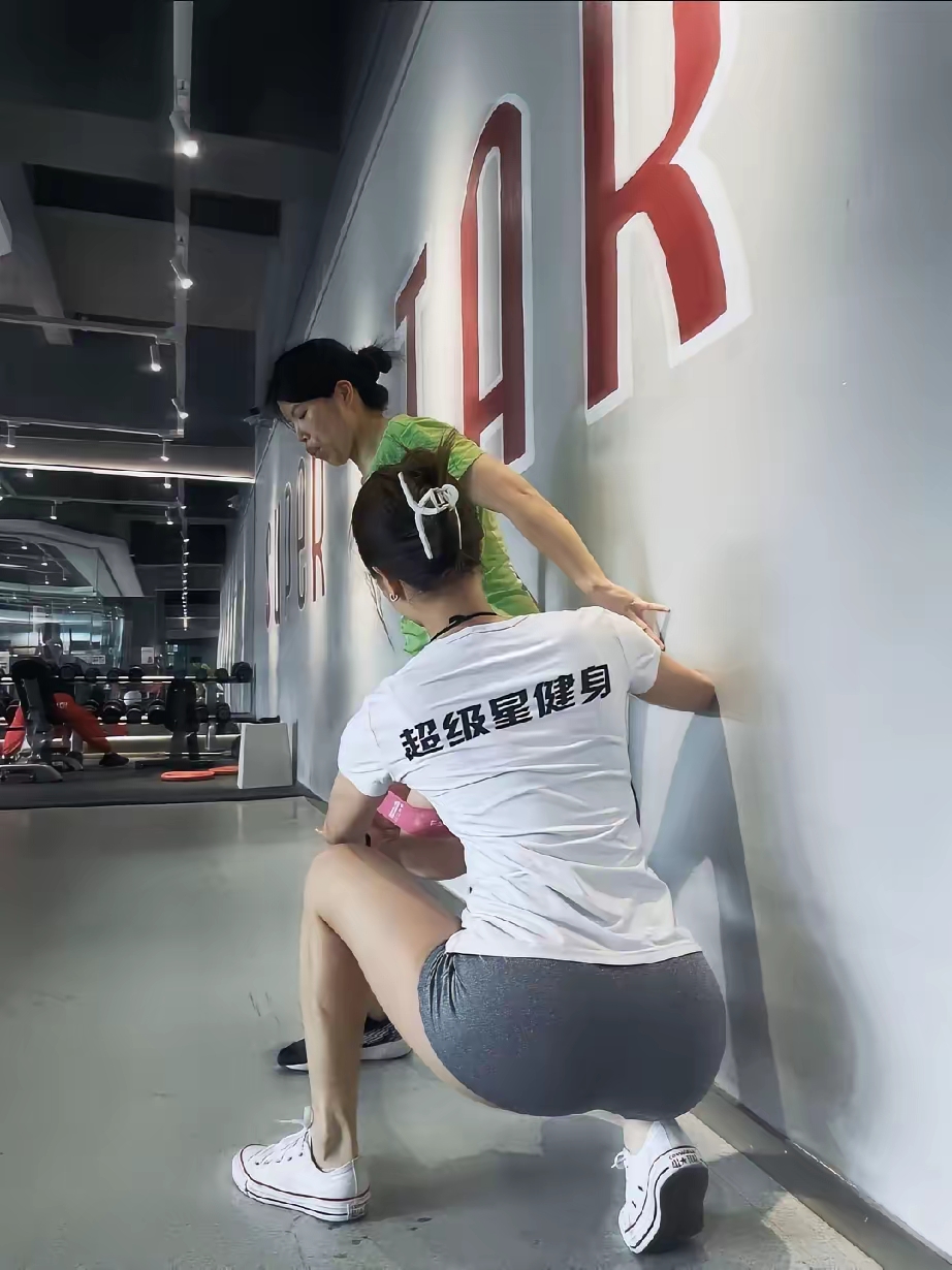 给媳妇找的私人教练，800一小时，贵不贵？反正我觉得值。