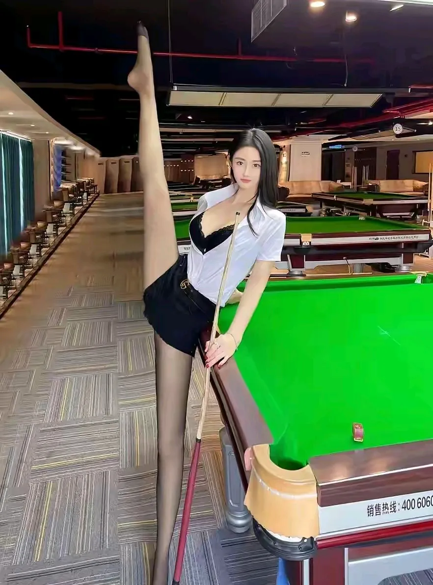 性感女郎台球室摆拍，诱惑力十足！🔥🏼 ‘