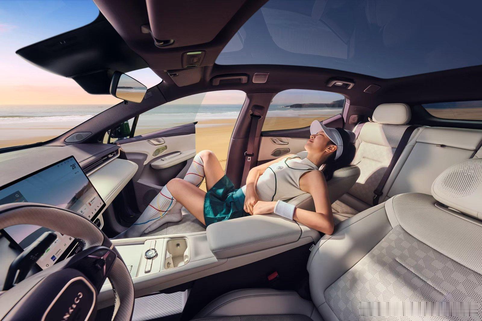 #全新领克20##杭州的秋韵藏在一城桂香里# 满觉陇集市热闹上线，甜甜的桂香扑面而来。全新领克20自带前备箱冰柜，给秋日出行带来满满的惊喜。 ​