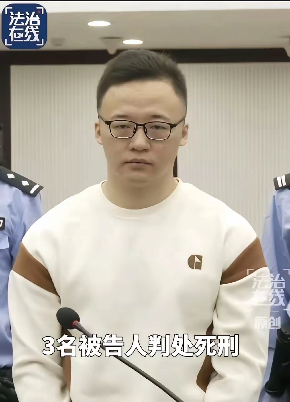 善恶终有报！谁能想到，一个年纪轻轻，在长沙开百万路虎、出入高档场所、穿戴讲究、说话斯文的年轻人廖景芳，光鲜的外表之下，竟是缅北电诈集团的核心头目。

更让人脊背发凉的是，他专门骗的，不是别人，正是和他一样说着一口长沙话的老乡。

你没看错。他用家乡话拉近距离，用“老乡不骗老乡”当敲门砖，把一个个怀揣