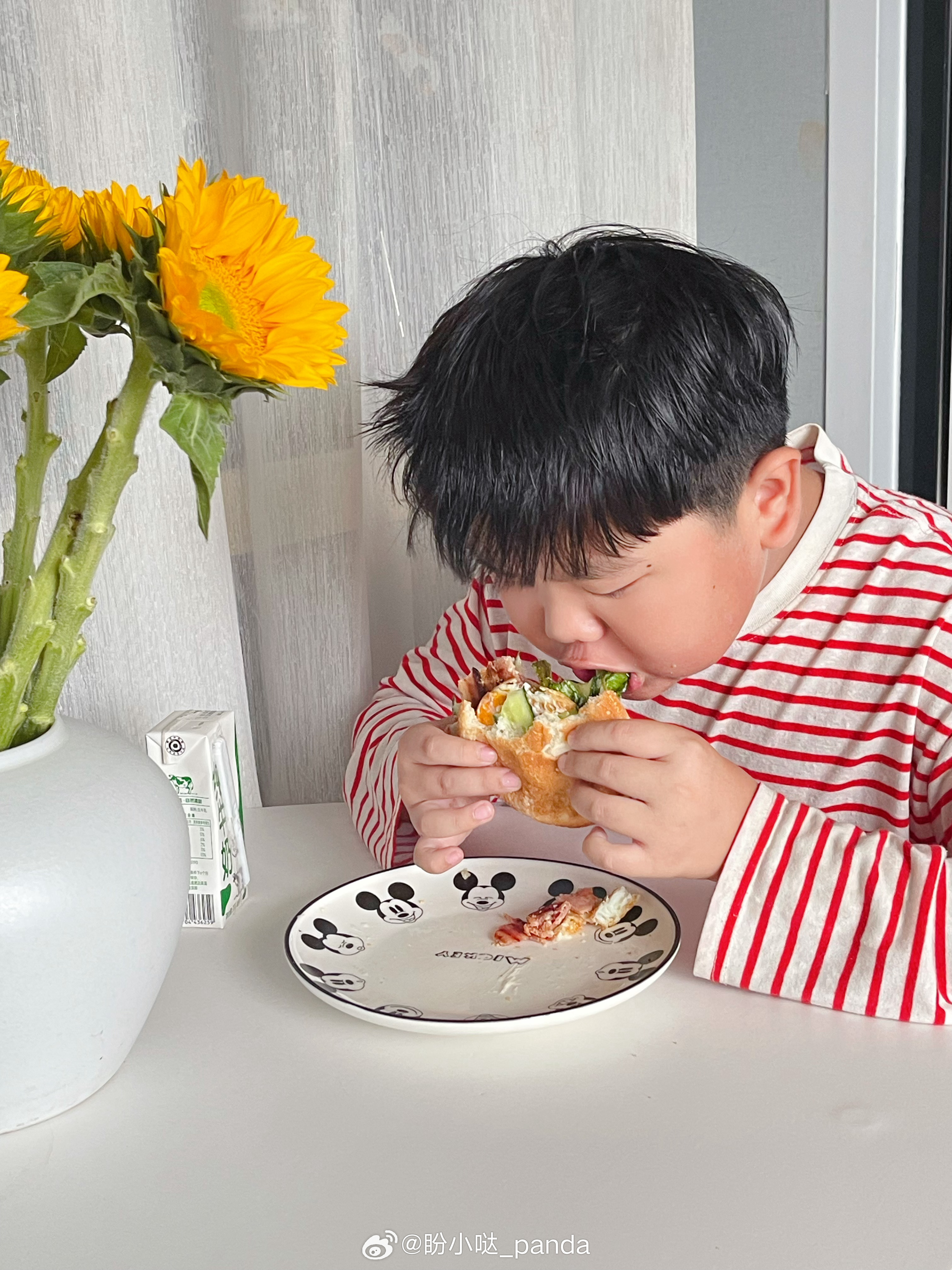 今天奥斯卡他们是7:40到校，7:50开考，早早就起来给他做了早餐🍔...