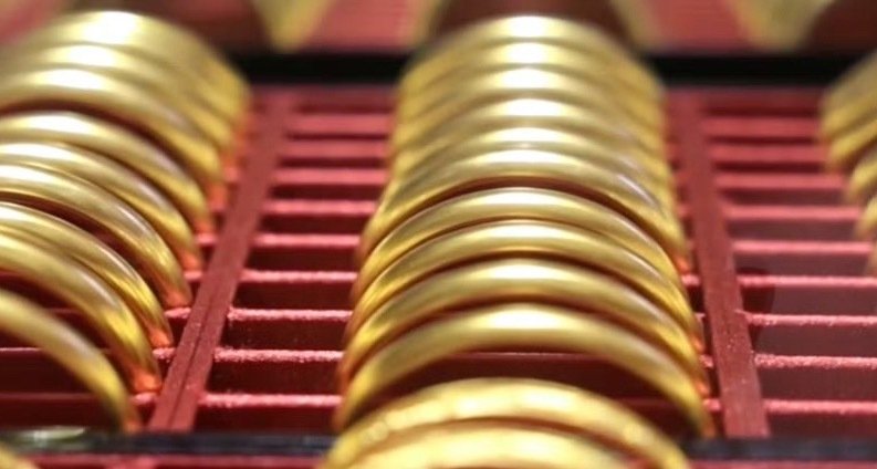 水贝金镯子卖断货了[挖鼻][挖鼻][挖鼻]
真的假的？金价还有降的空间吗？
什么时候可以散户入手啊？ ​