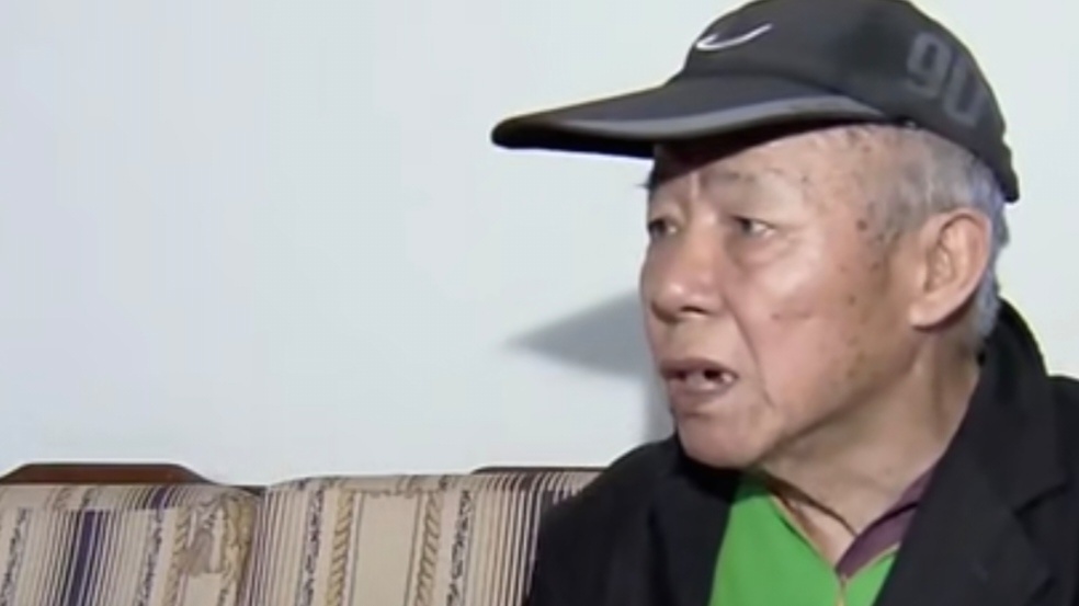 女儿回应换保姆是因为把他转到更专业医院每天多20元，而父亲夜间一小时起夜一次让保姆崩溃，还在病房骂她。  一、老人自述的换人经过- 住院背景：81岁潘先生4月因右腿骨折住院，术后原本照顾得好的护工被换