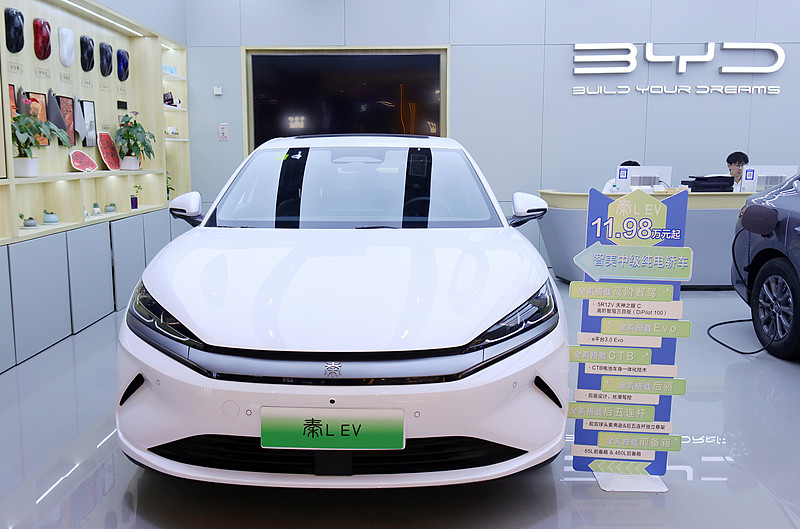 比亚迪秦L今年上半年直接干到23.8万辆，把第二名足足甩出8万辆——要知道不少小众品牌全年销量都摸不到8万，它半年就把差距拉得这么离谱。
更狠的是它和自家海鸥加起来快40万辆，剩下榜单前十里另外八款车捆一块才差不多追平这个数。
核心原因真的是把合资燃油家轿的底都抄没了，它均价才12万，还配了全新五代