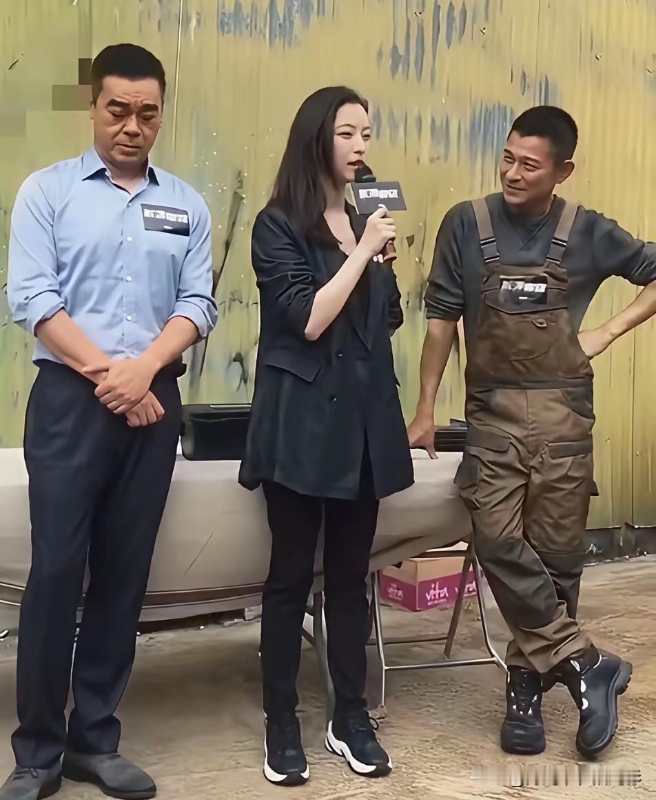 同框反差感拉满！
刘德华刘青云站一起，两个人状态差别好大
 
刷到这张剧组开工抓拍，一眼就注意到两位影帝。
 
倪妮拿着话筒正在发言。
刘德华身体侧过来，认真倾听，姿态很谦和。
一旁的刘青云双手交叉，低着头，神情有点出神，不知道在琢磨啥。
 
同样是港片黄金时代走过来的老戏骨，俩人性格展现得淋漓尽致