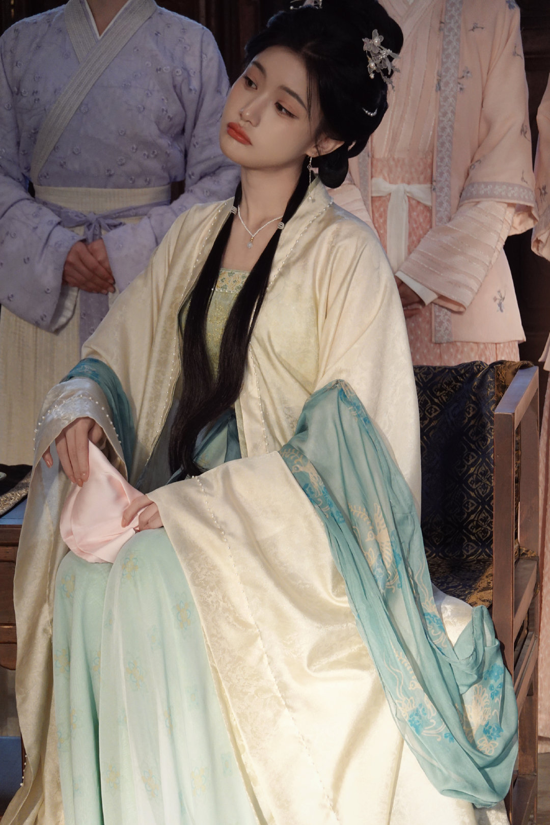 #陈意涵estelle[超话]##一瓯春##陈意涵谢清容# 

光影落衣袂，花絮碎片送达🎞️
谢家三娘子谢清容珠钗垂落，一身华裳入宅斗棋局。 ​